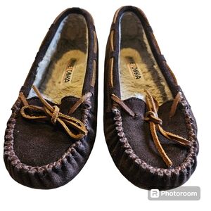 Minnetonka Womens Cally Moccasin Slippers Size 6 Brown Suede Pile Lined